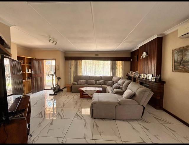 4 BEDROOM HOUSE FOR SALE IN SELCOURT